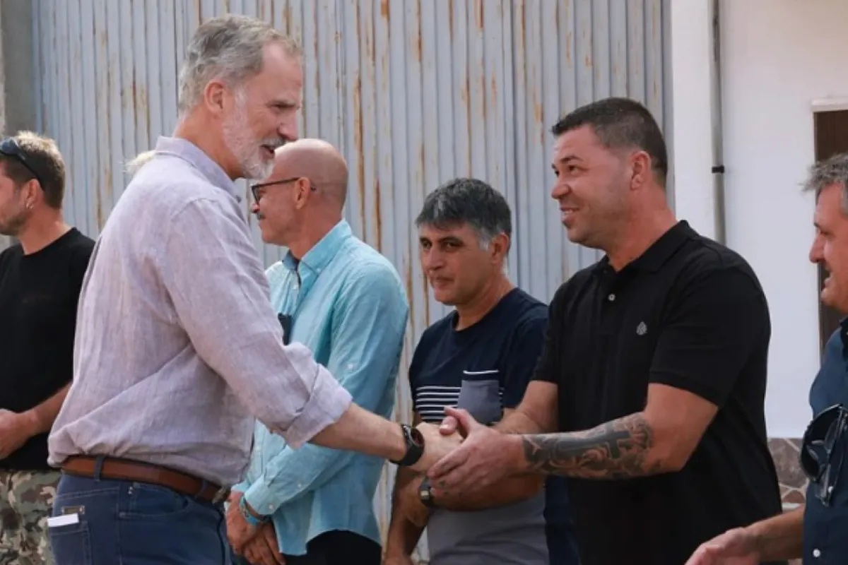 Aplausos y vivas para los reyes en su visita a la zona de los incendios en Cáceres