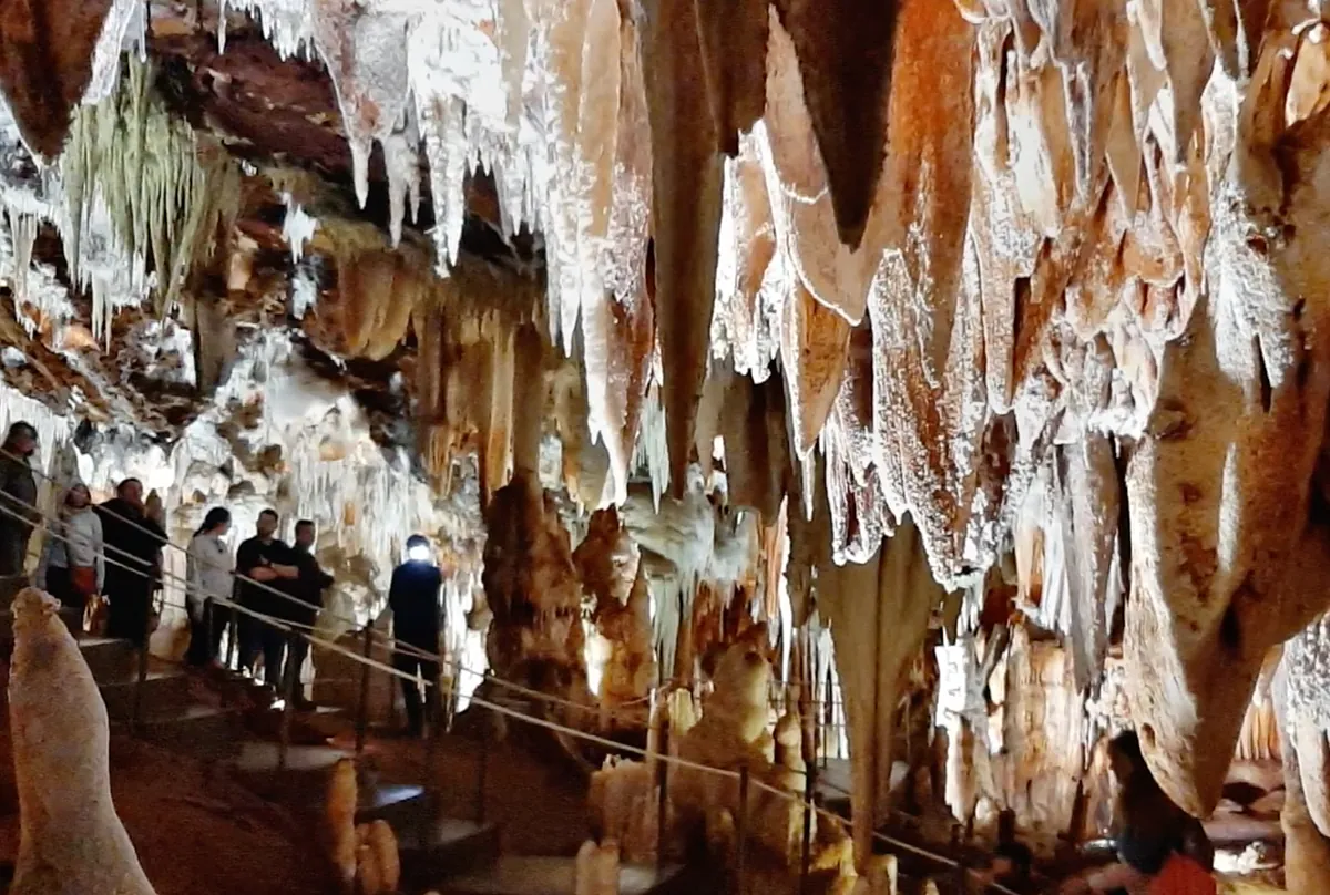 Las cuevas de Ávila que son de lo más visitado de la provincia por su belleza: un bosque de estalactitas y estalagmitas donde se entremezclan los colores