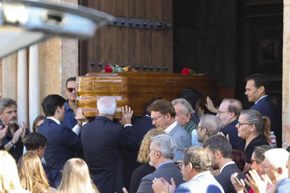 Pedro Sánchez y cuatro ministros, en el funeral de Fernández Vara:  Representó Extremadura, democracia y socialismo 