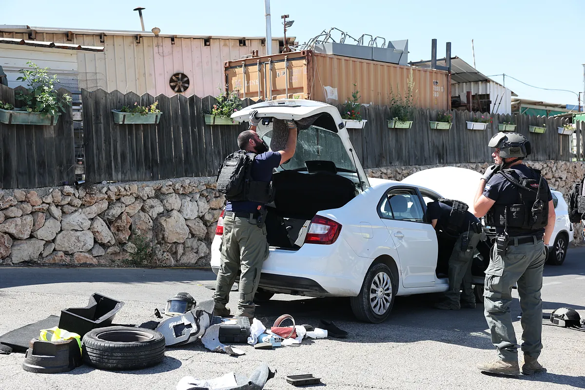 Un palestino presuntamente apuñala a dos personas en un kibutz cerca de Jerusalén e Israel mata a 36 en la Franja de Gaza