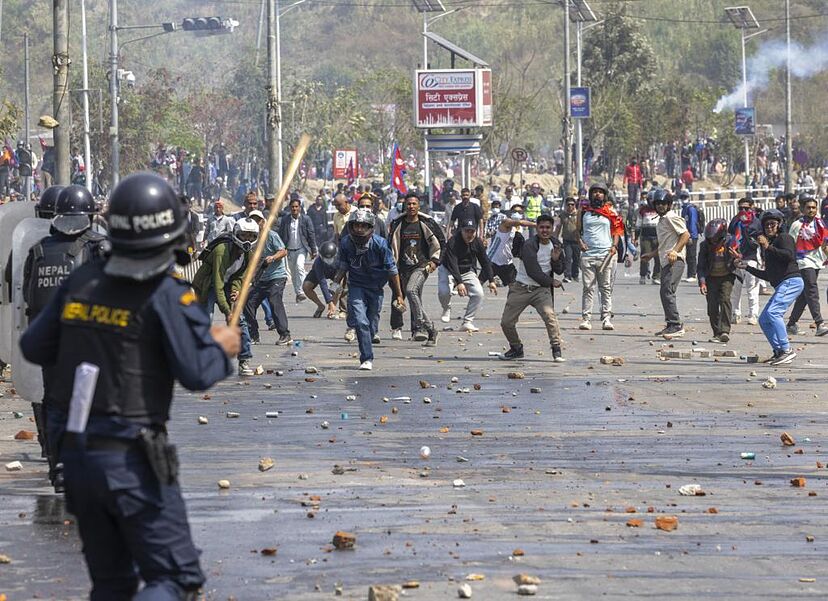 Toque de queda en Katmandú tras los duros choques que dejan dos muertos en medio de las protestas que enfrentan a monárquicos y republicanos | Internacional
