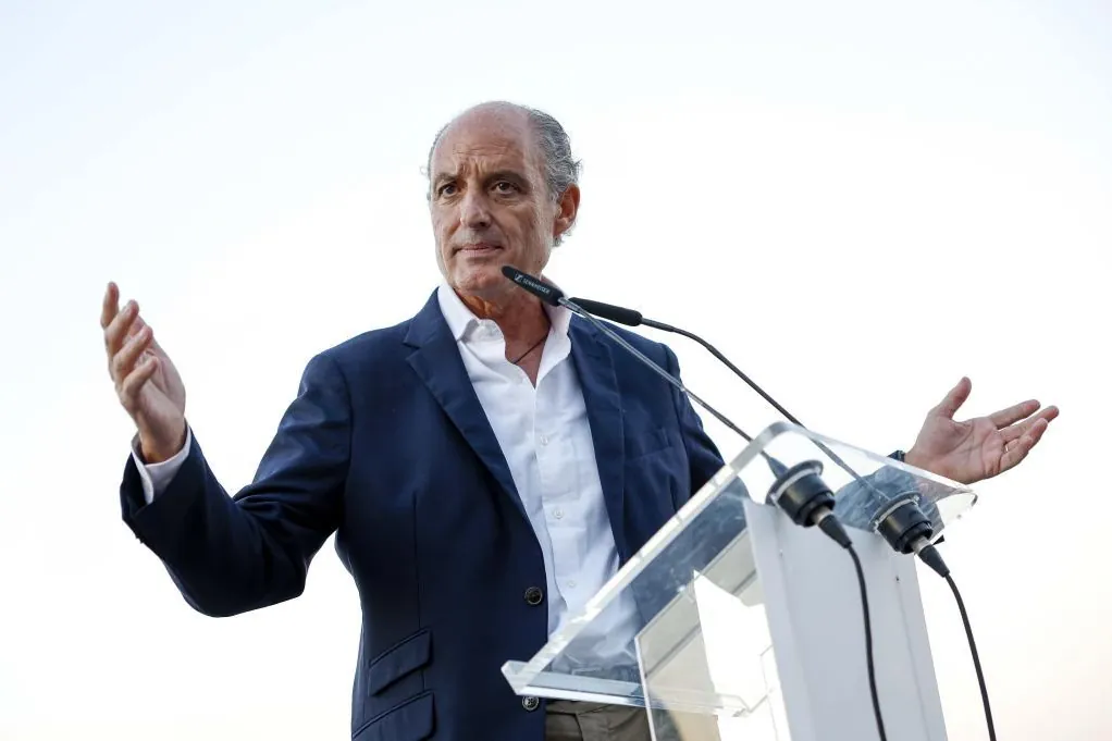 Camps aprovecha la debilidad de Mazón para reactivar al  viejo  PP mientras en el partido advierten:  Sería un error despreciarlo 