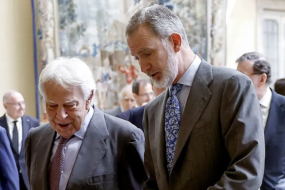 Felipe González, Miguel Herrero y Miquel Roca reciben el Toisón de Oro de manos de Felipe VI
