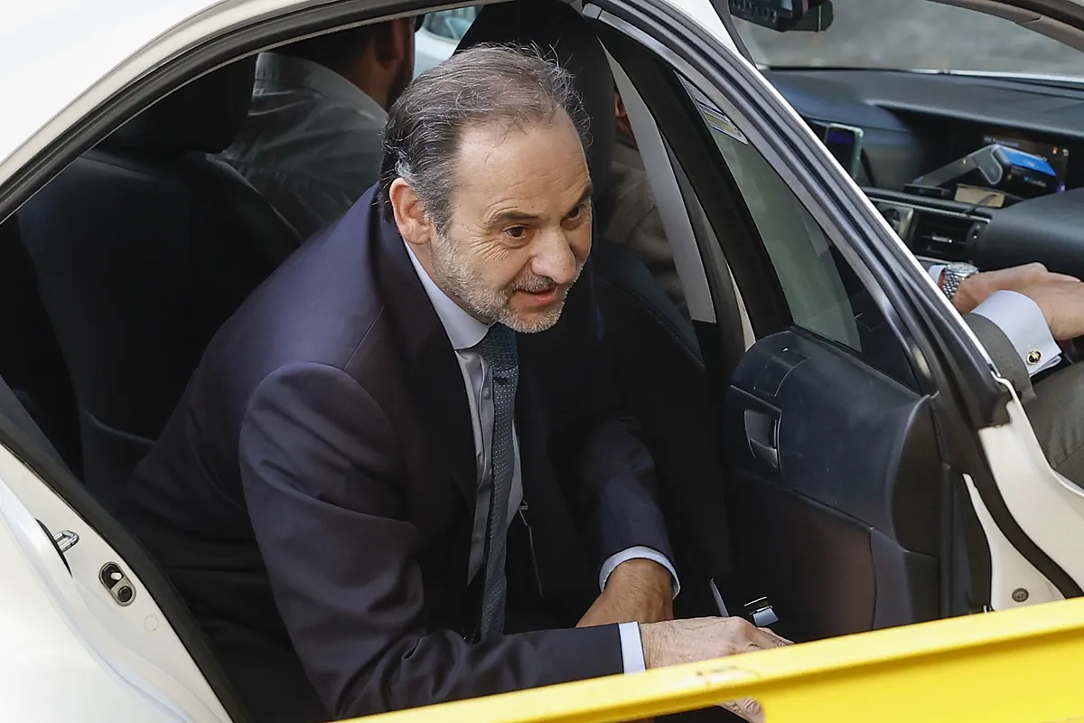El juez del Supremo mantiene en libertad al ex ministro...