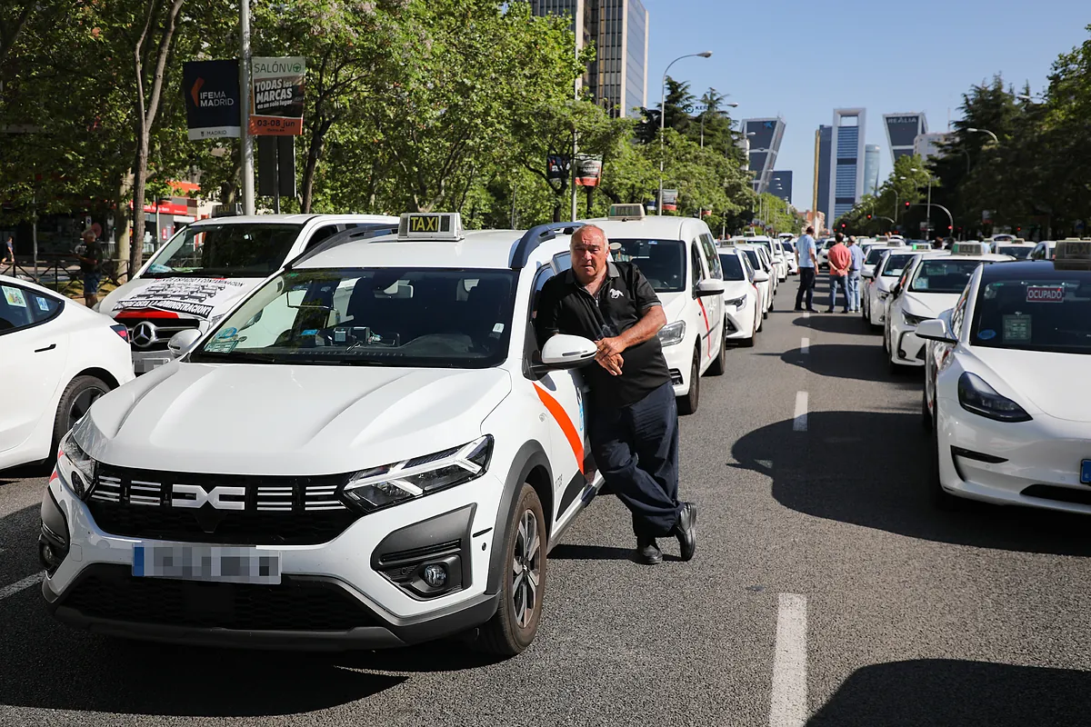 Los taxis de Madrid toman el centro de la capital para protestar por las 8.500 nuevas licencias de VTCV a Cabify