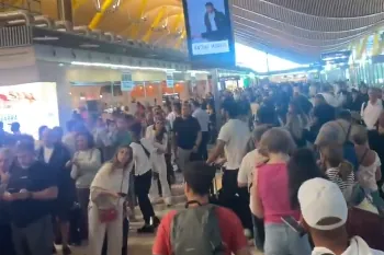 Caos en el aeropuerto de Barajas con largas colas para pasar los controles de seguridad tras la huelga convocada hoy por el personal de seguridad