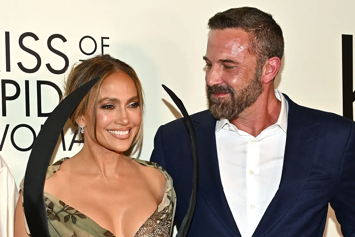 El inesperado reencuentro de Jennifer Lopez y Ben Affleck con saludo, posado y halagos mutuos