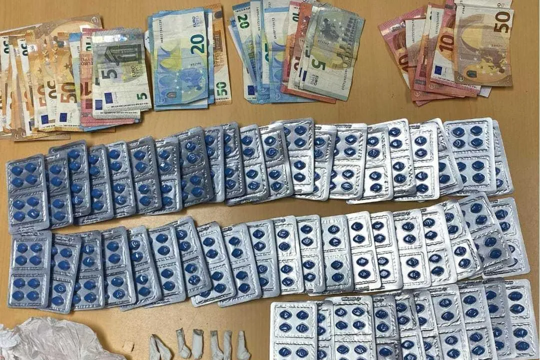 La Policía Municipal desmantela un negocio de 'televiagra' tras cazar a un hombre vestido de repartidor de pizzas que se saltó dos semáforos