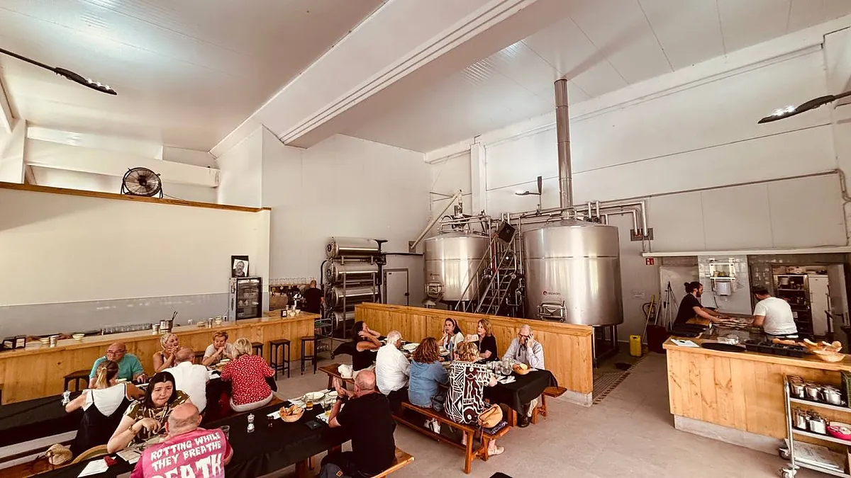 Menú cerrado, grifo abierto: el homenaje al producto cántabro de una cervecera artesana de Liérganes
