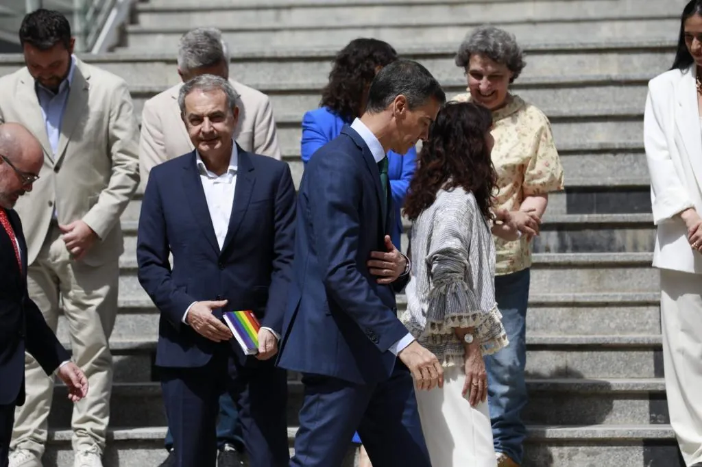 Zapatero vuelve a salir en defensa de S?nchez: alaba su...