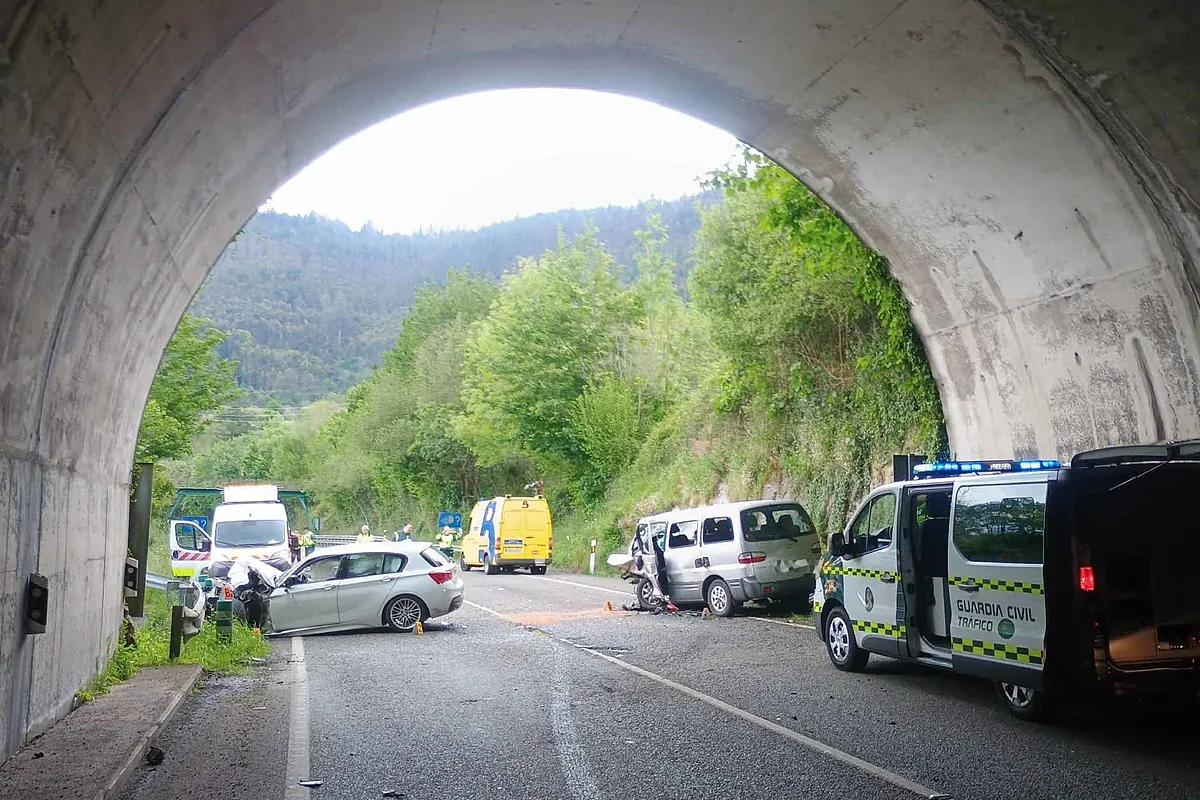 Once heridos, siete de ellos menores, en un choque frontal entre dos turismos en Asturias