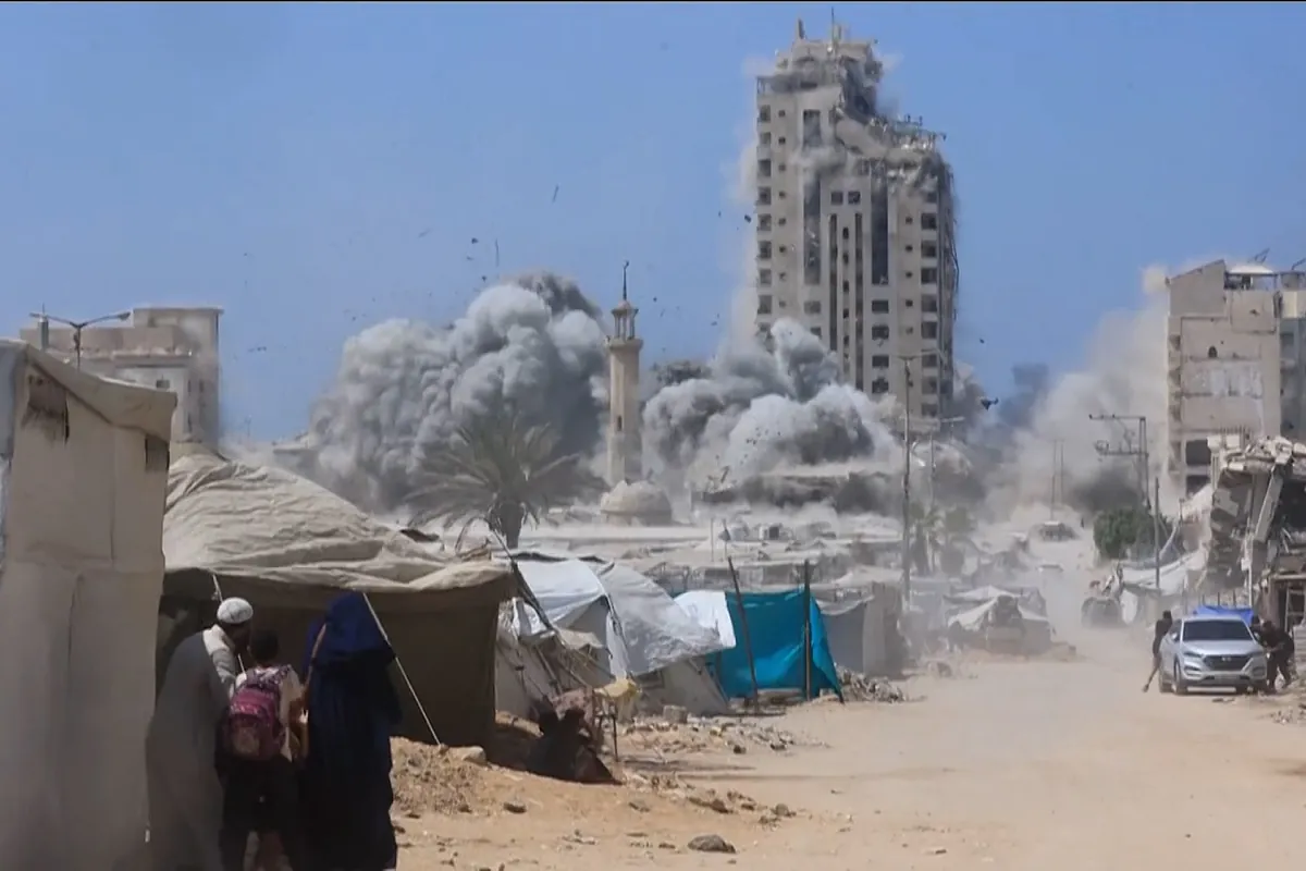Momento en el que Israel bombardea un gran edificio de Gaza