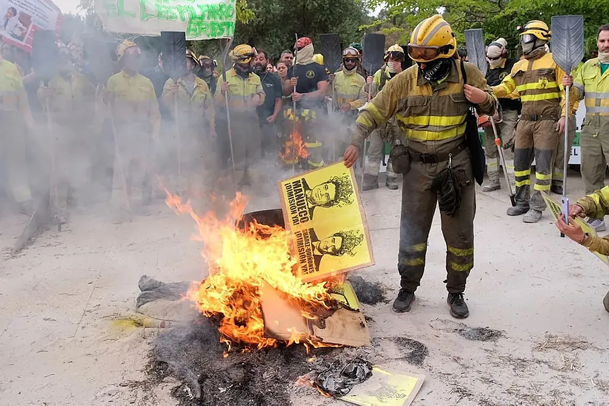 Bomberos y agentes medioambientales queman fotos de Quiñones y Mañueco por los incendios de CYL