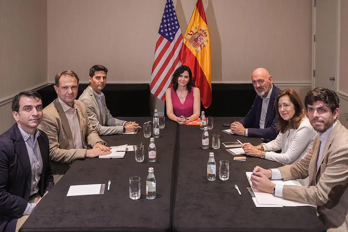 Ayuso avanza el futuro de las universidades públicas en una cumbre en Miami con los rectores y por duplicado