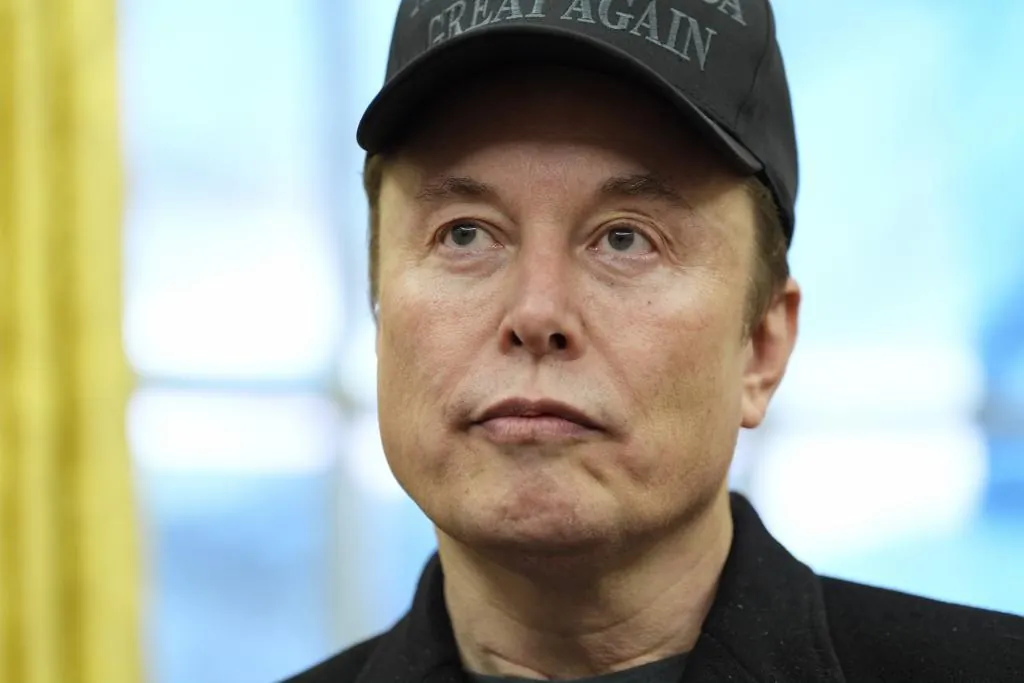 Elon Musk Accusa a Apple y OpenAI de Monopolizar la Inteligencia Artificial: ¿El Fin de la Innovación?