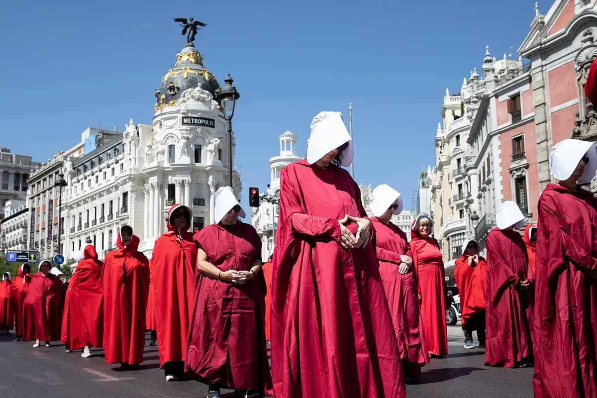 Cientos de mujeres se visten como en 'El cuento de la criada' y salen a las calles en Madrid