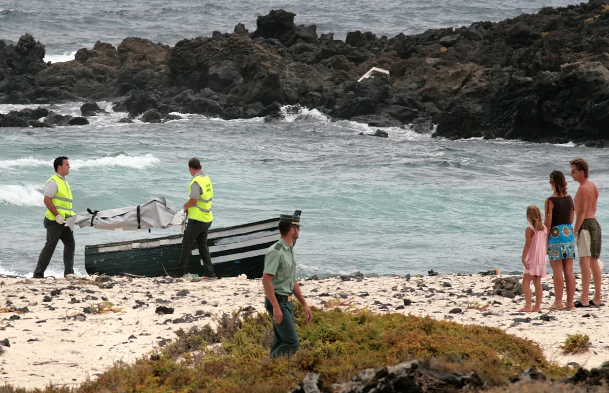 Yaiza kıyısında boğulma belirtileri olan bir adam, lanzarote