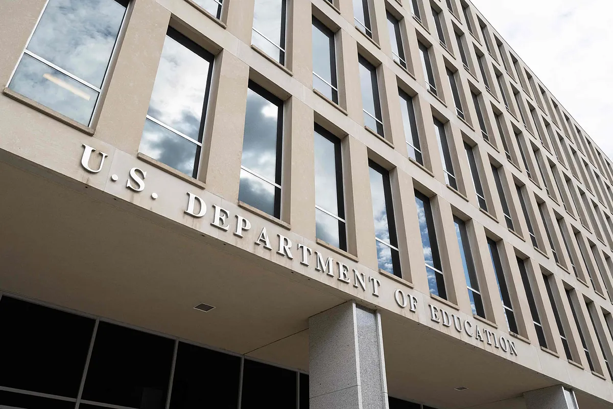 ABD Eğitim Bakanlığı personelinin yarısını yangına