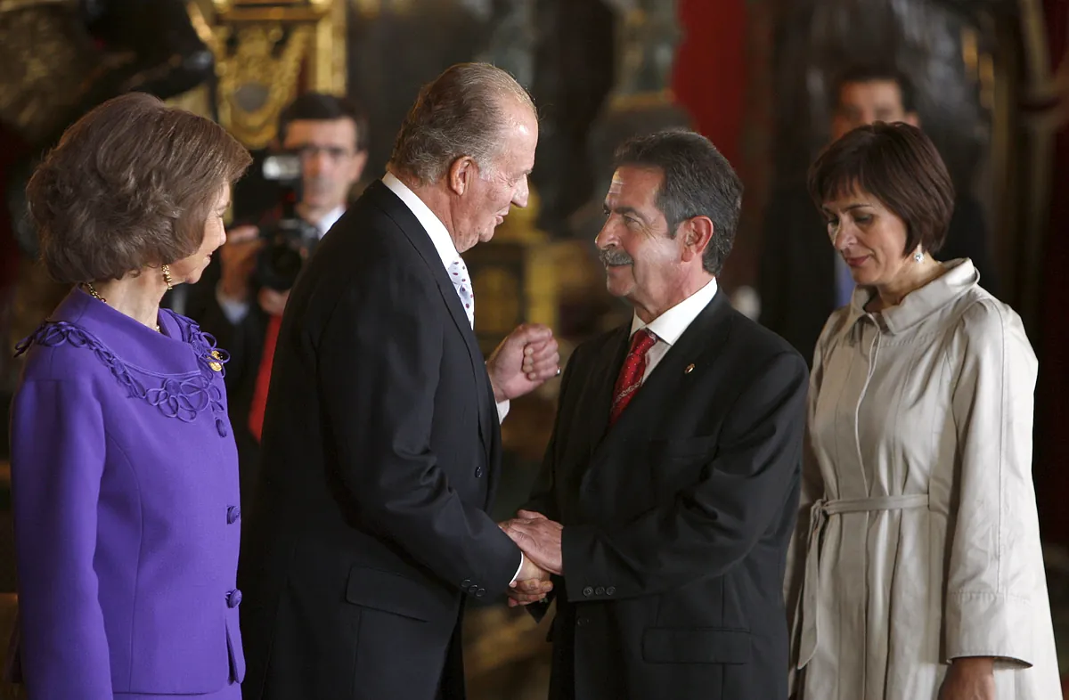 El Rey de Abu Dabi se la juega al pobre Revilla