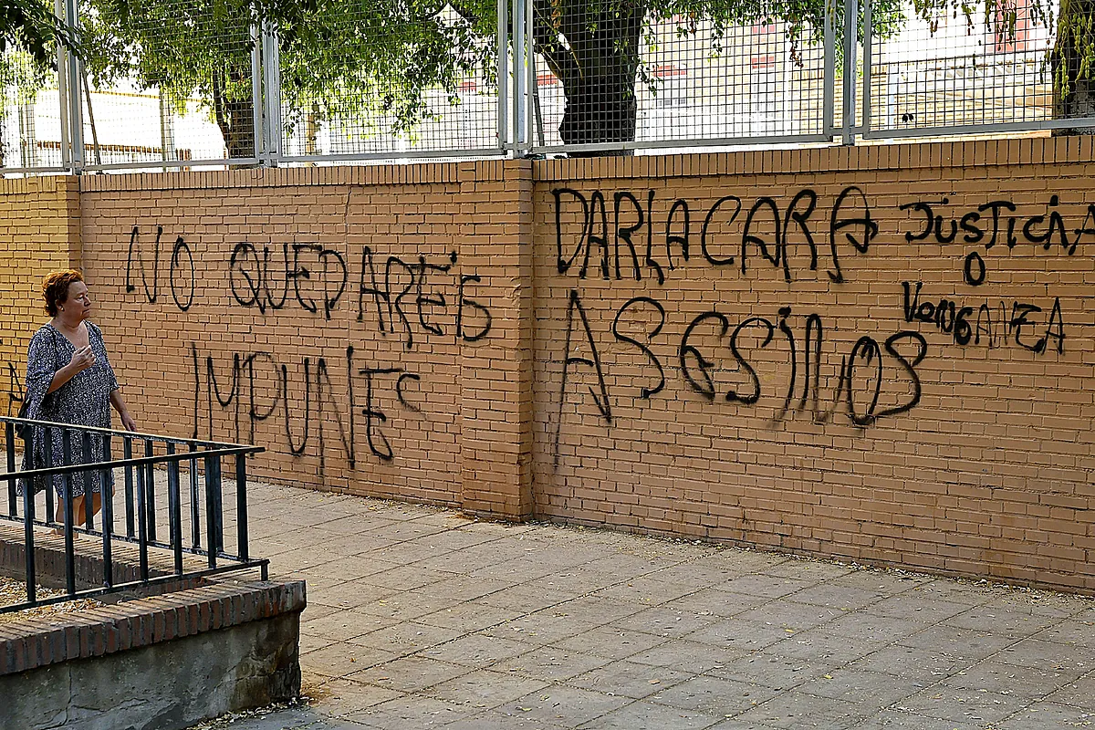 La Policía ya busca en el móvil de Sandra las pruebas del acoso mientras crece la presión al colegio y a las presuntas acosadoras