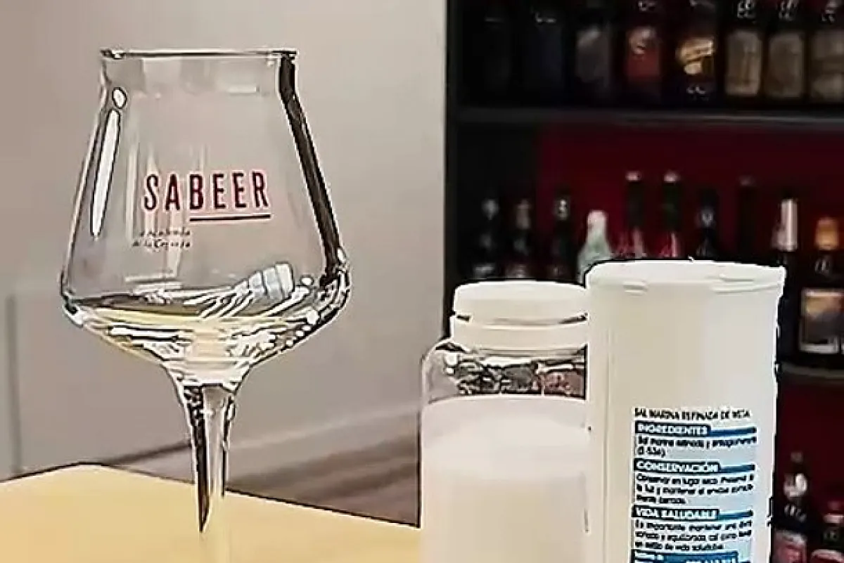 Un experto en cerveza te explica cómo limpiar los vasos con tres cosas que todos tenemos en casa