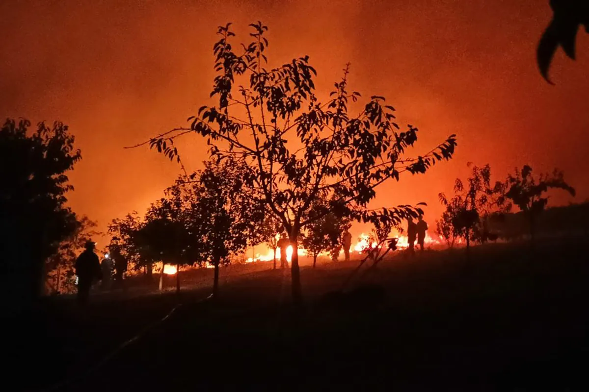 Galiçya'daki iki orman yangını yaklaşık 1.000 hektar yakar ve birkaç köyü tahliye etmeye zorlar