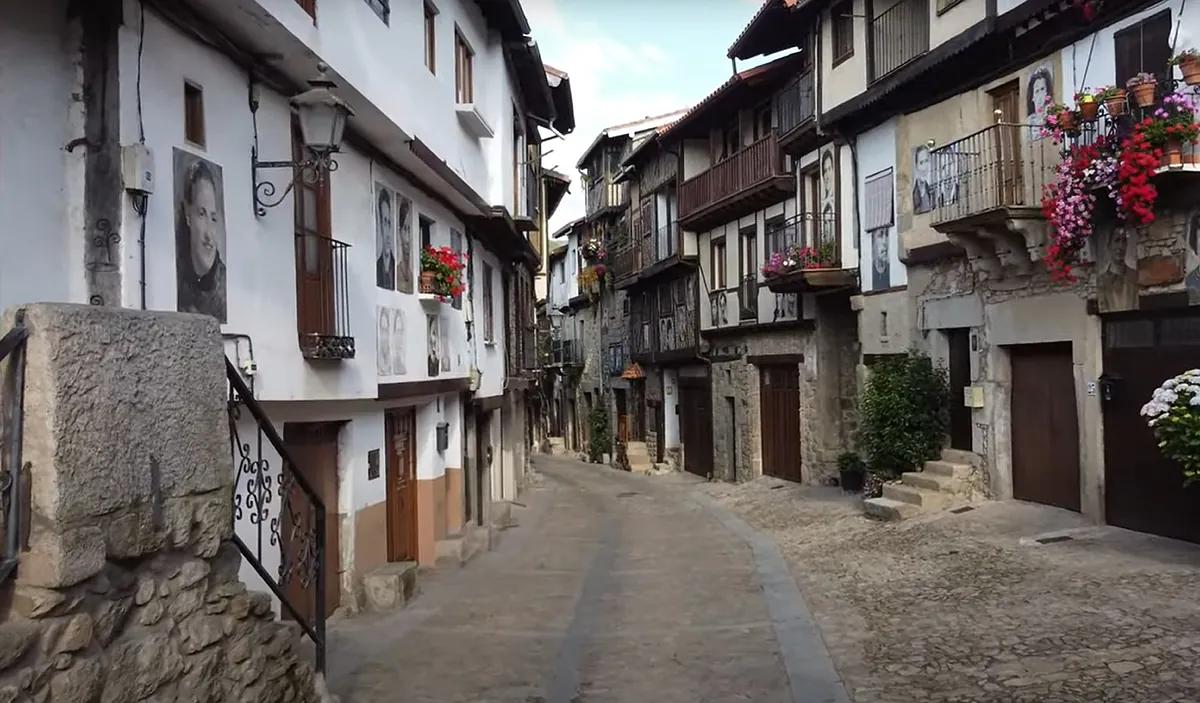 El pueblo de Salamanca escondido entre los bosques de una sierra: casas de piedra y madera, pintorescas calles y una ruta del agua