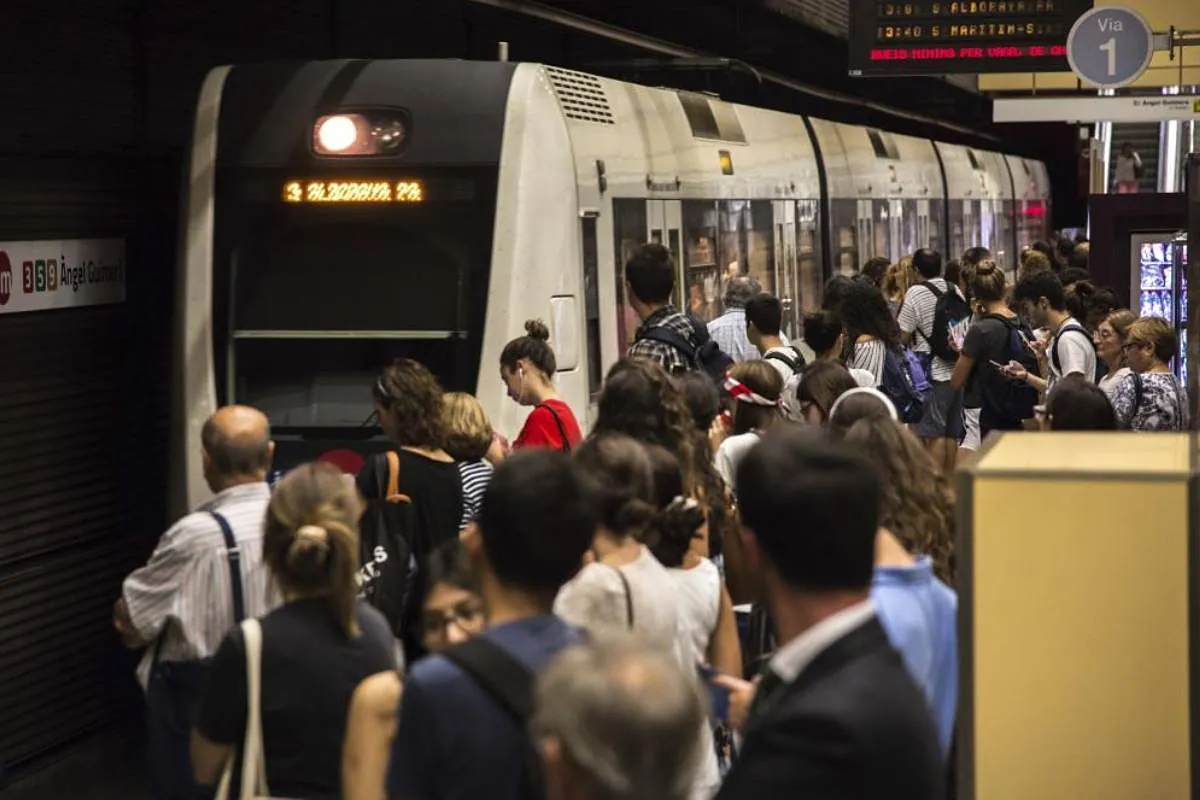 Nuevos retrasos por tercer día consecutivo en Metrovalencia provocan una oleada de quejas: "Es una falta de respeto"