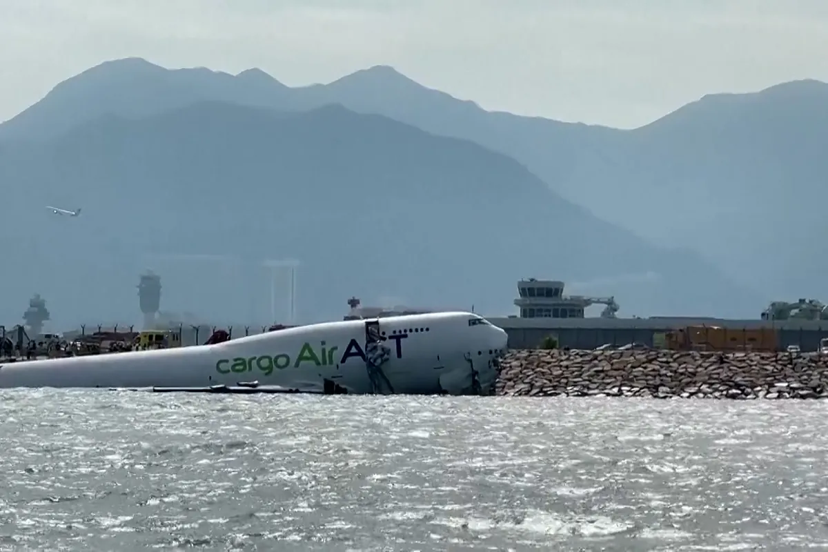Dos muertos tras salirse un avión de la pista, chocar contra un coche y caer al mar en Hong Kong