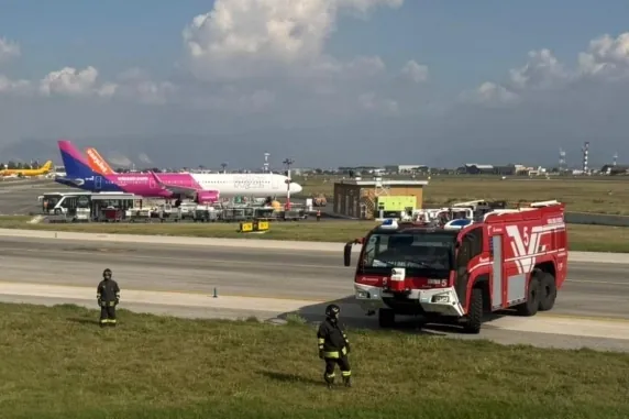 Aterrizaje de emergencia en Nápoles de un vuelo de Wizz Air procedente de Sharm el-Sheij: "Hubo una explosión en la bodega"
