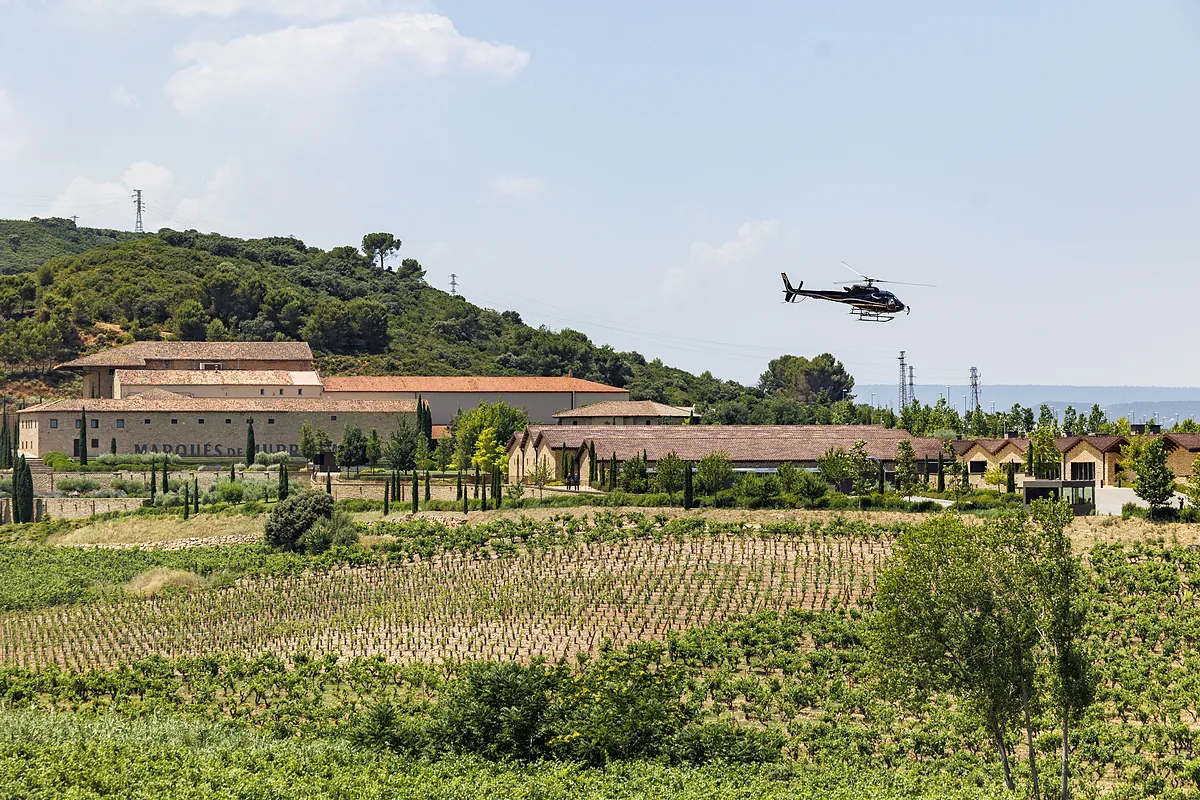 Sobrevolando en helicóptero una de las mejores bodegas del mundo y menú de alta cocina en su castillo