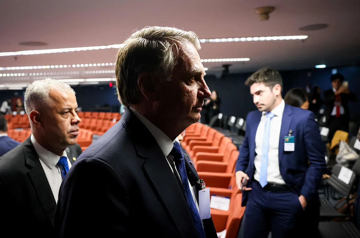 Bolsonaro ön sırada, bir darbeye liderlik etmekle suçlandığı duruşmayı izledi