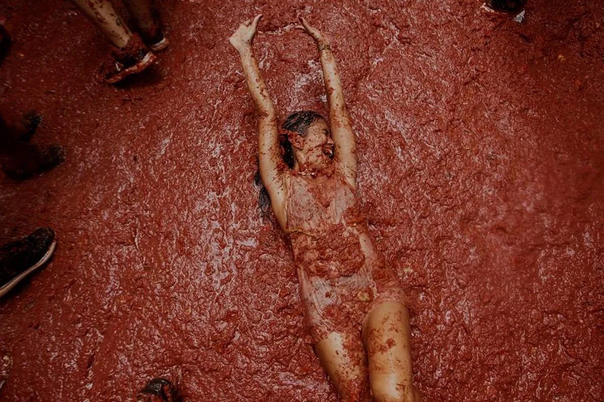 Miles de personas, bajo la lluvia de tomates en la Tomatina de Buñol