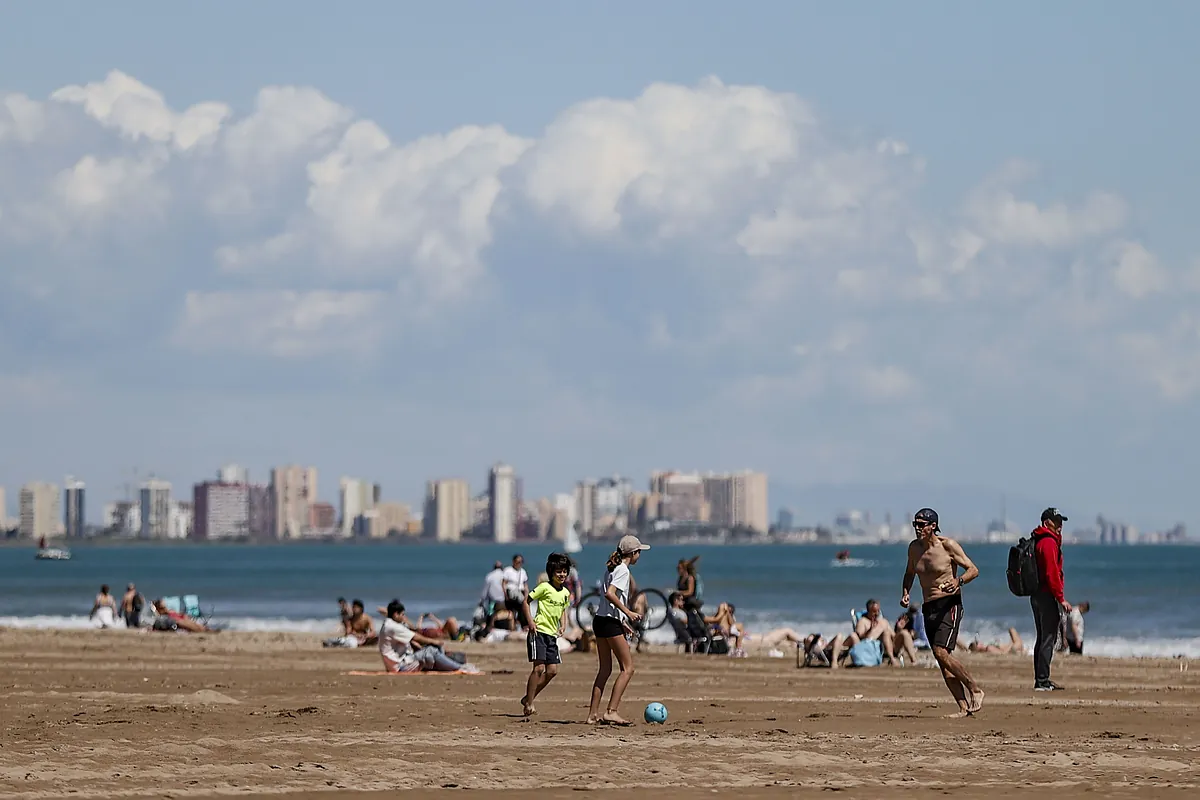 El sol y las temperaturas agradables vuelven a España a pocos días de la Semana Santa pero una nueva borrasca amenaza las fiestas