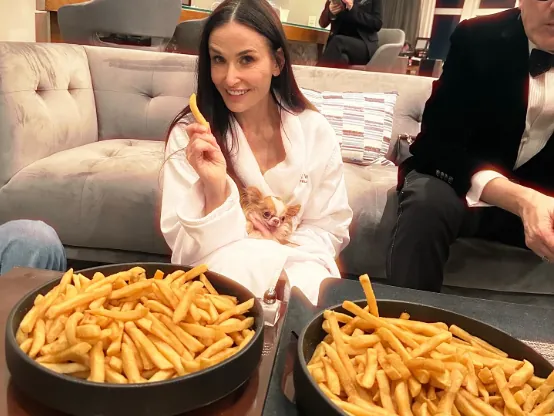 Demi Moore: ¿por qué hasta la musa de la dieta crudivegana ahoga sus penas en patatas fritas tras la decepción de los Premios Oscar?