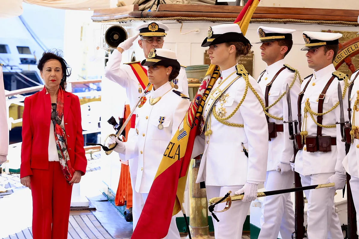 La Princesa Leonor, abanderada en la jura de bandera a bordo de Elcano 39 años después de que lo hiciera el Rey Felipe