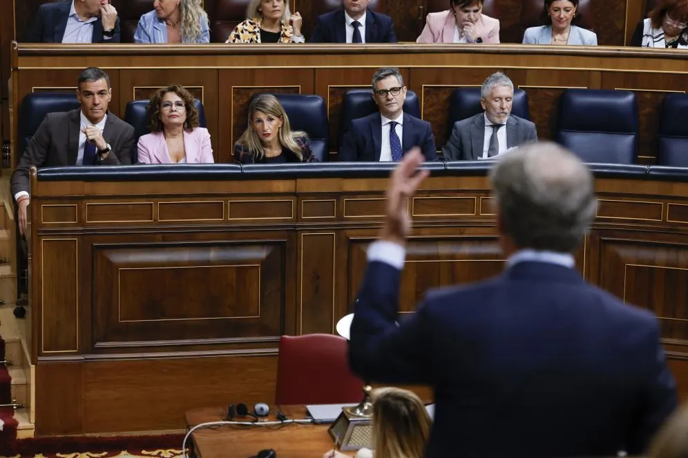 Feijóo reprocha a Sánchez ser "el presidente de la corrupción" y Junts le avisa: "Habría que empezar a hablar de la hora del cambio"