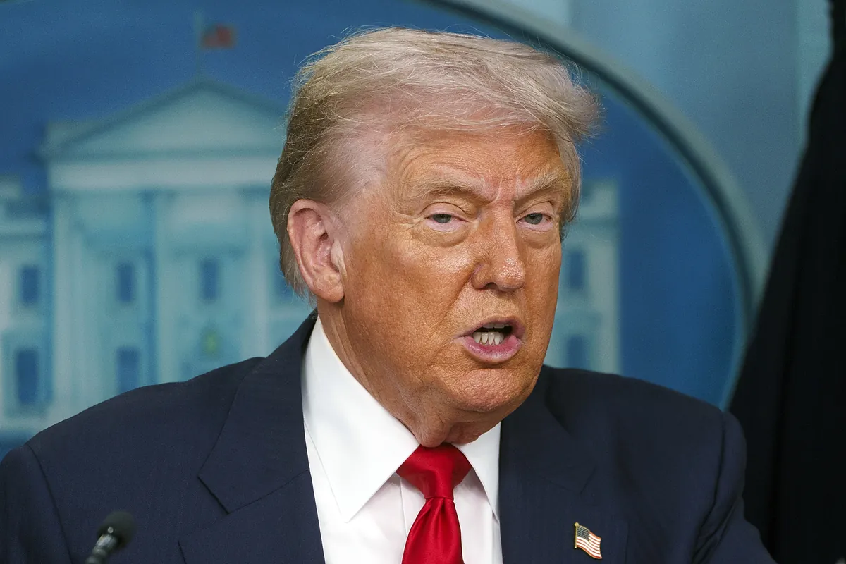 Trump se pone la chapa de alguacil