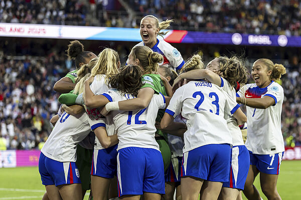 Chloe Kelly celebra la Eurocopa con Inglaterra tras marcar el penalti decisivo.
