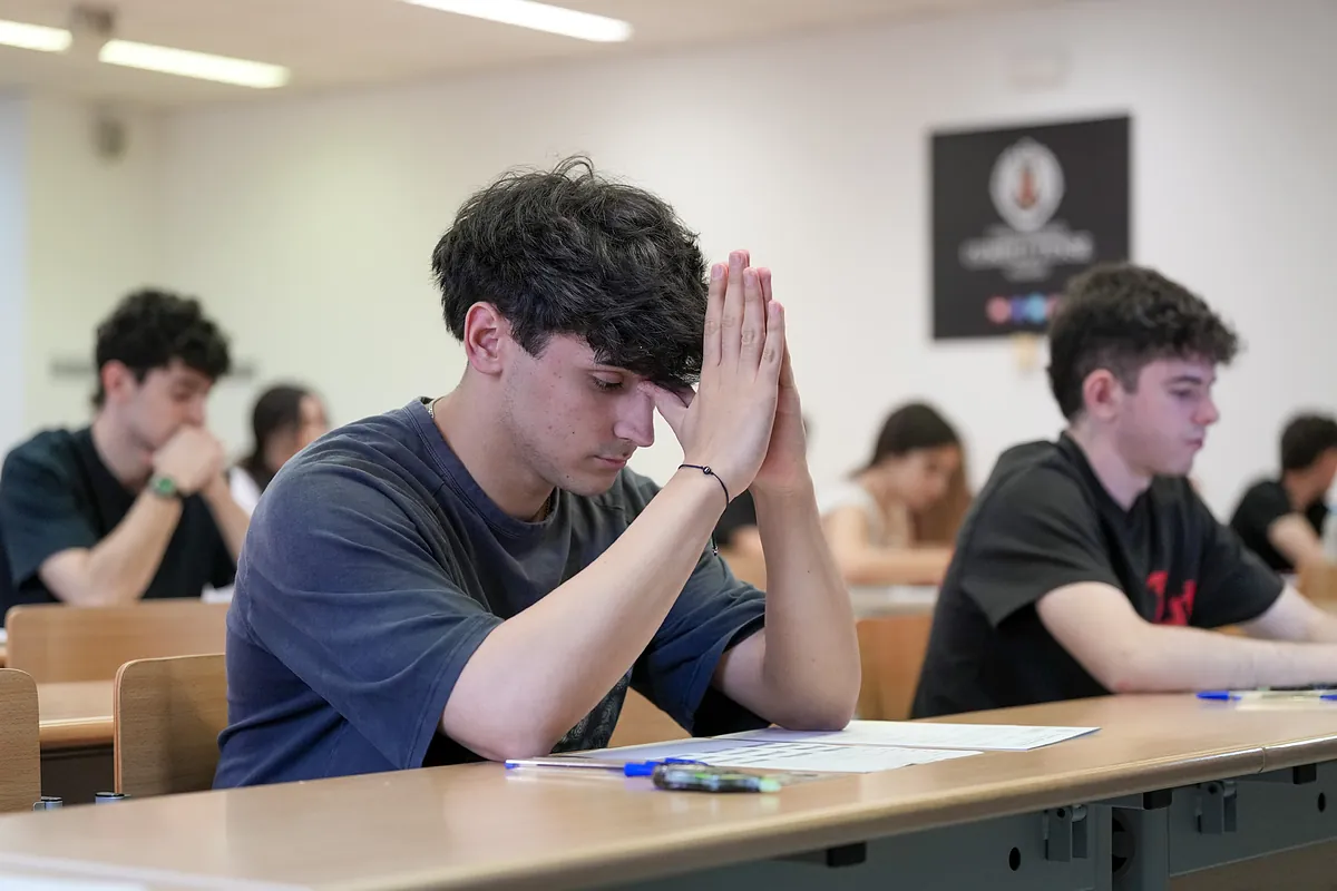 Alumnos de Madrid tras hacer la Selectividad:  El examen debería ser igual en toda España, las notas de corte están muy altas y nos vemos en la privada 