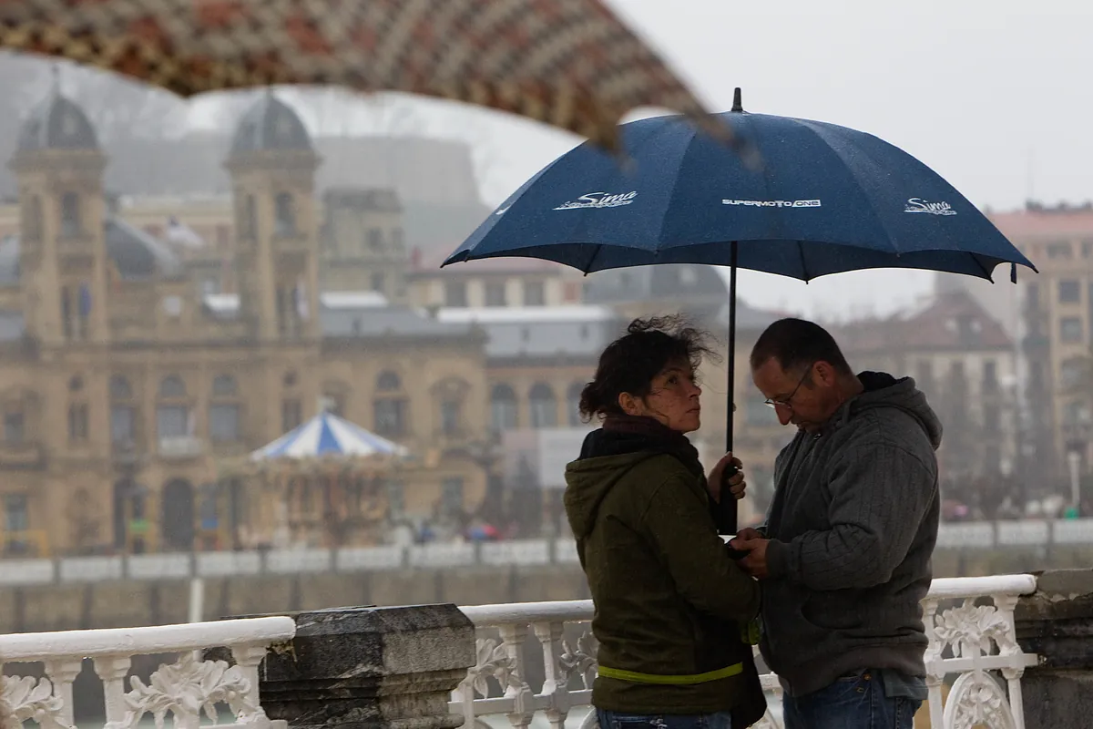 El tiempo estará marcado este domingo por el paso de un frente que descargará lluvias en amplias zonas del país