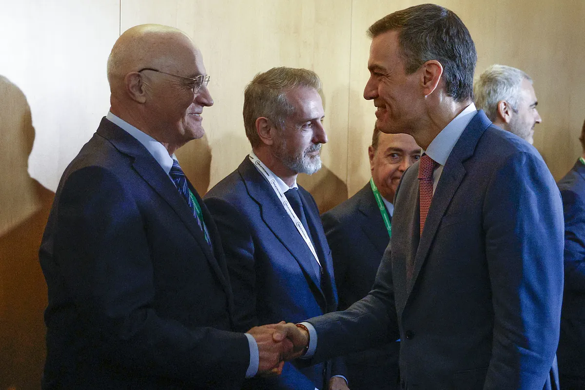 Sánchez anuncia "una consulta pública" para intentar abortar la OPA de BBVA sobre Sabadell y exige a CEOE que apoye la reducción de jornada