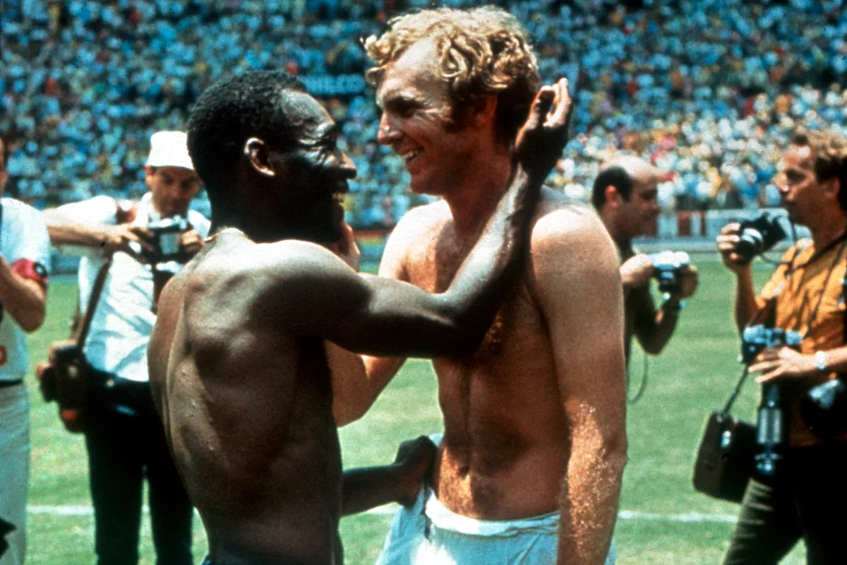 De campeón del mundo a 'ladrón' de joyas: la esperpéntica historia de Bobby Moore, el 'Sir' inglés que anuló a Pelé