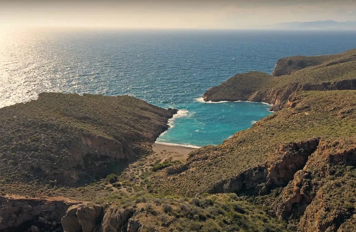 Una playa secreta entre montañas y acantilados: arena fina y aguas turquesas que parecen del Caribe pero son de Murcia