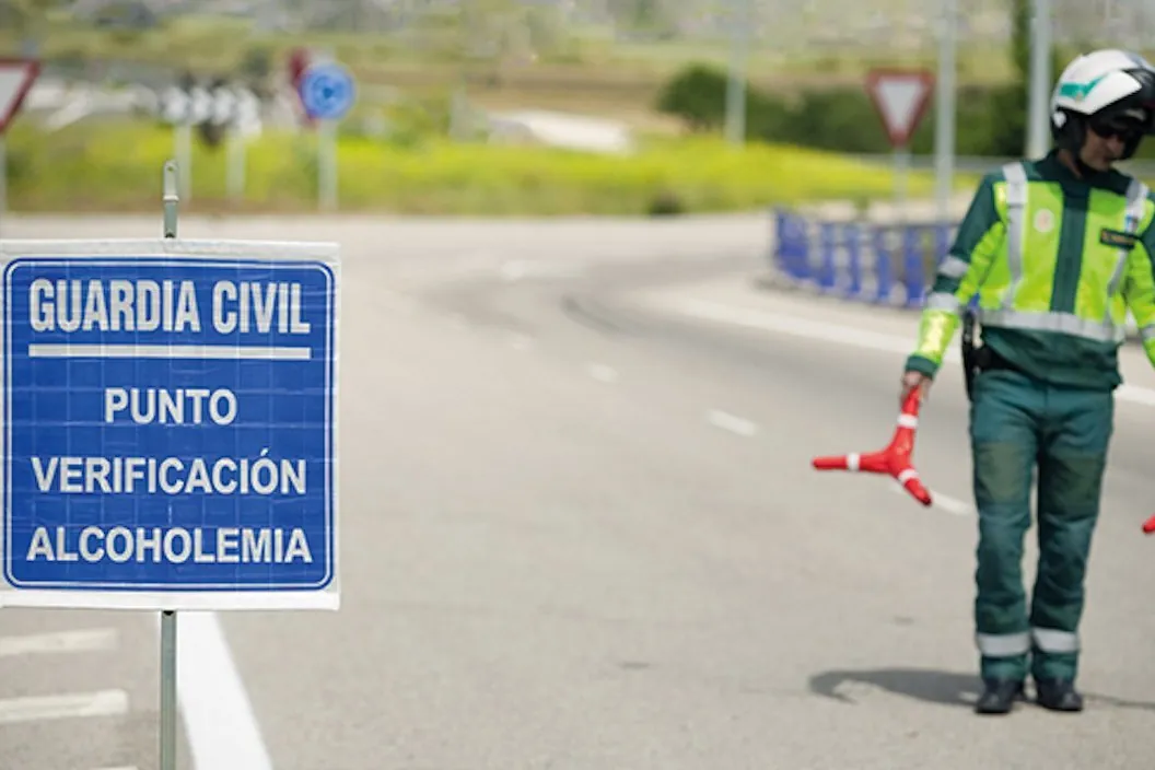 El PP se opone a bajar la tasa de alcohol al volante: y Junts, a que se castiguen los avisos de controles