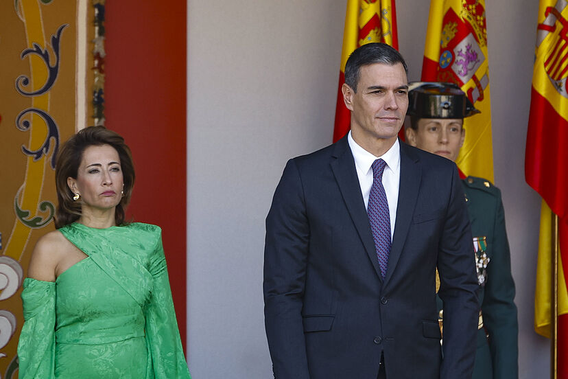 Abucheos a Sánchez en el 12-O: "Nos está vendiendo por un puñado de votos y no nos quiere oír" | España