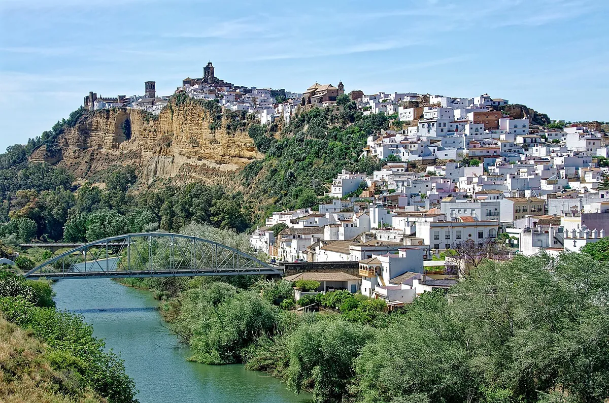 El pueblo blanco de Cádiz que enamora con su centro histórico: un alcázar militar de la época musulmana y miradores de vértigo