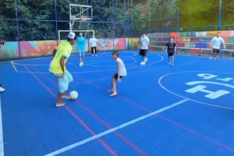 Lamine Yamal juega al fútbol con unos niños en la...