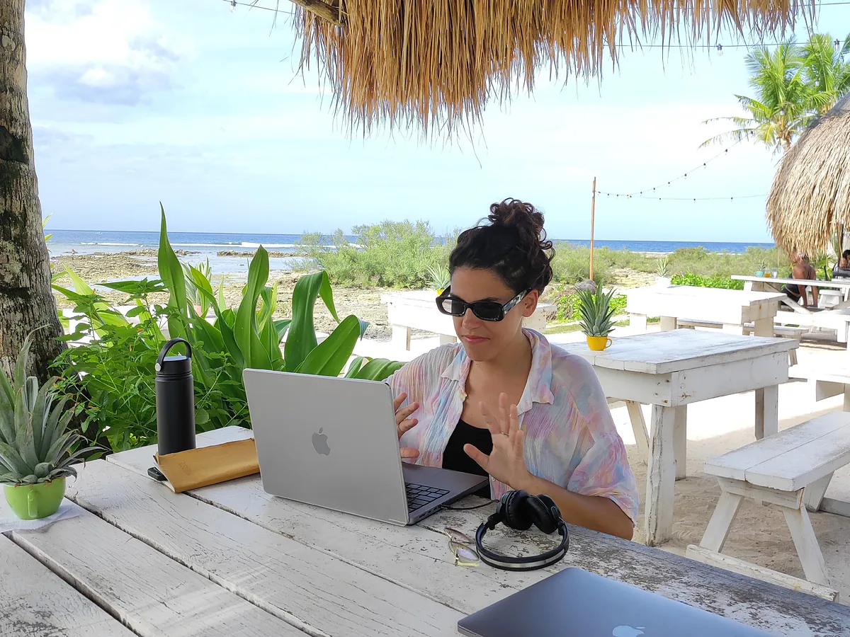 Sin casa, sin trabajo fijo y muchas veces solas: la aventura de las mujeres nómadas digitales