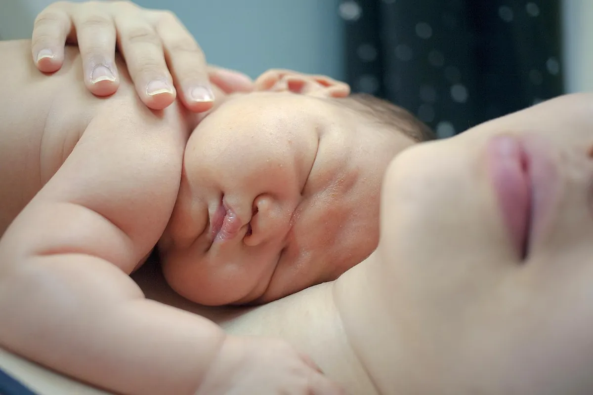 Aprobada la ampliación del permiso de maternidad y paternidad: cuándo entra en vigor, duración y quiénes pueden pedirlo